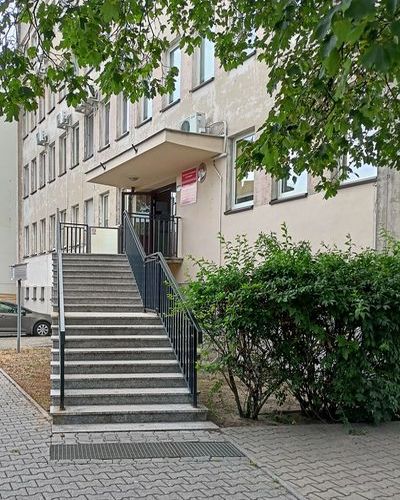 Zdjęcie przedstawiające wejście do budynku przy ul. Poznańskiej 200G
